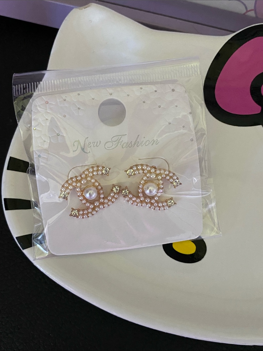 Pearl-Accent Gold-Tone Interlocking Stud Earrings 🖤